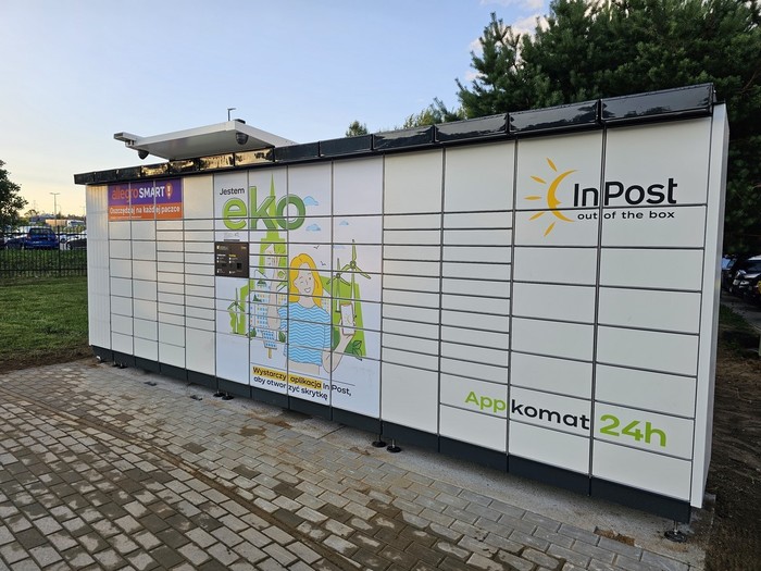 Paczkomat KLE01APP Między budynkiem nr 12 a Biedronką