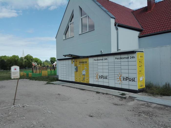 Paczkomat KLG01N Na parkingu za sklepem Biedronka
