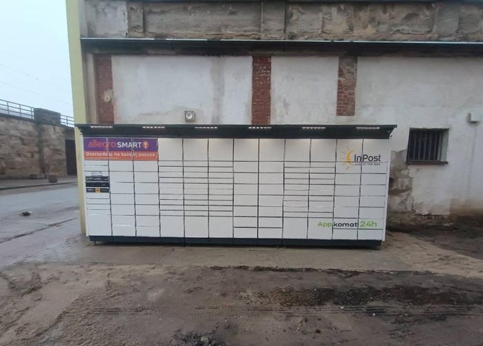 Paczkomat KLO03BAPP W wjeździe na podwórze