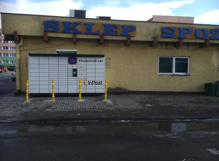 Поштомат KLO03N Przy tylnej ścianie sklepu Społem