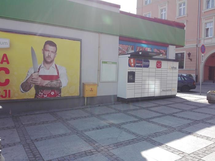 Paczkomat KLO04M Przy sklepie Delikatesy Centrum
