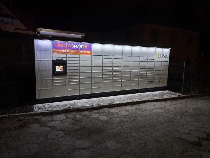 Paczkomat KLO08M od tyłu Centrum Medycznego It-Med