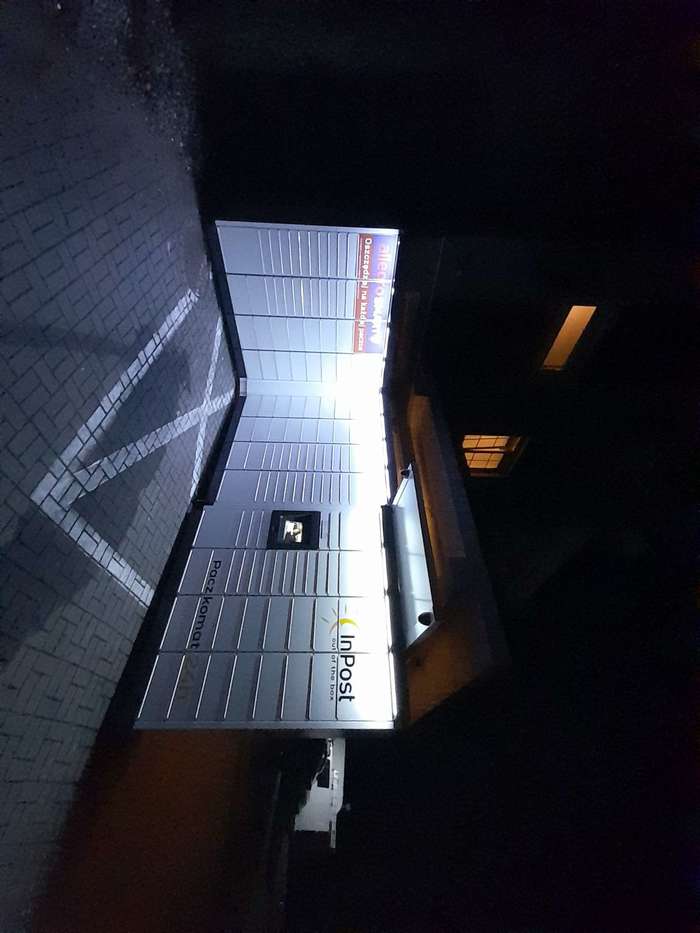 Paczkomat KLO12M Na parkingu hotelu
