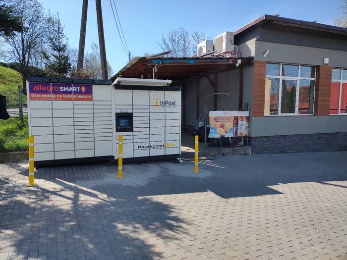 Поштомат KLO16M Na parkingu przed sklepem