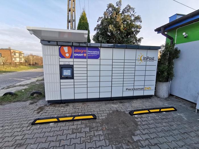 Paczkomat KLS02M Na parkingu marketu Stokrotka