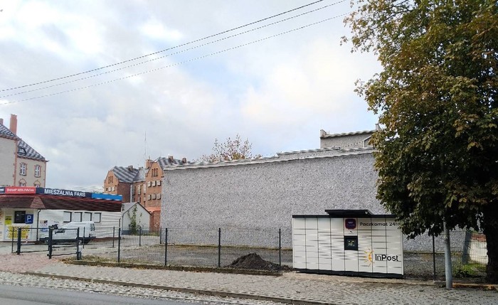 Paczkomat KLU01M Na parkingu firmy Athletic