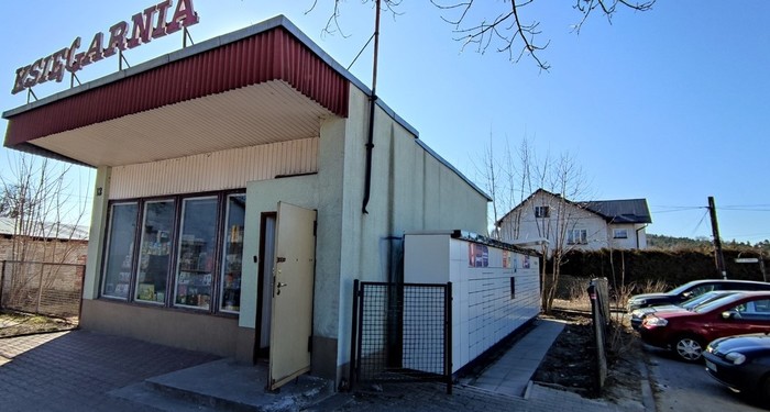 Paczkomat KLZ01M Po prawej stronie od wejścia do księgarni