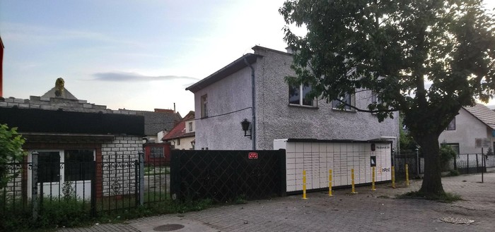 Paczkomat KMC01M Po prawej stronie od wejścia do Delikatesów
