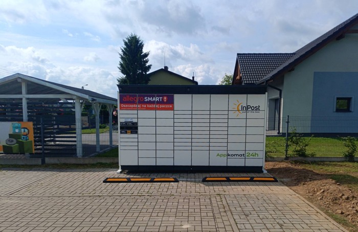 Paczkomat KME01BAPP na parkingu sklepu Lewiatan