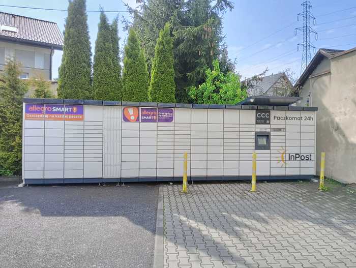 Paczkomat KME01M Parking za sklepem Delikatesy Centrum