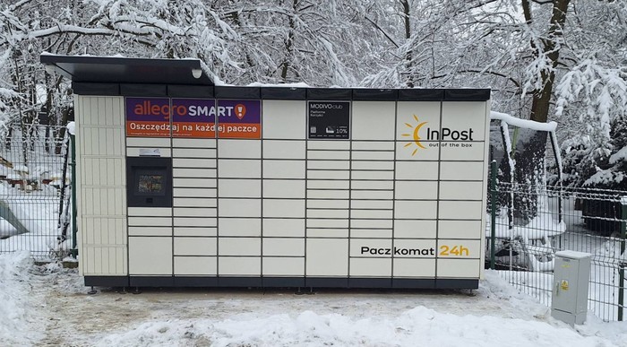 Paczkomat KME03M obok restauracji WENA