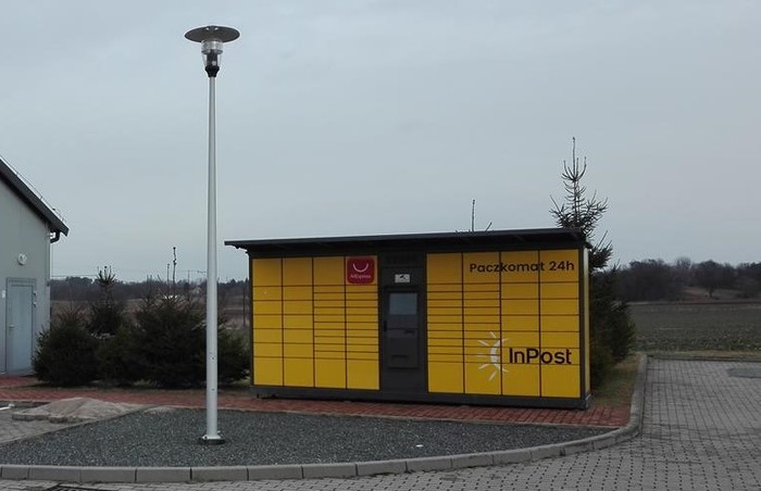 Parcel Locker KMK01G Po prawej stronie od wejścia do stacji paliw