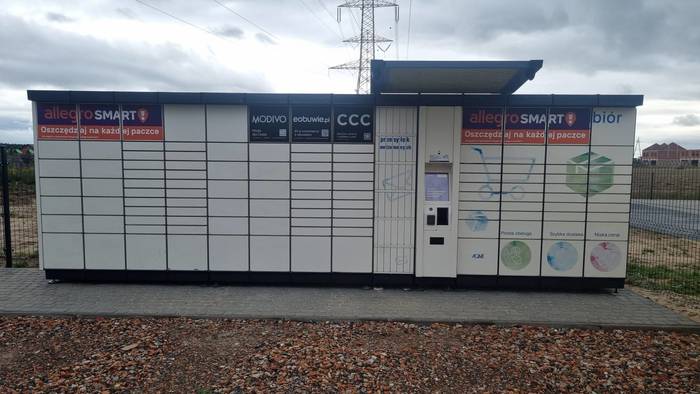 Поштомат KMN01ML parking przy budynku usługowym