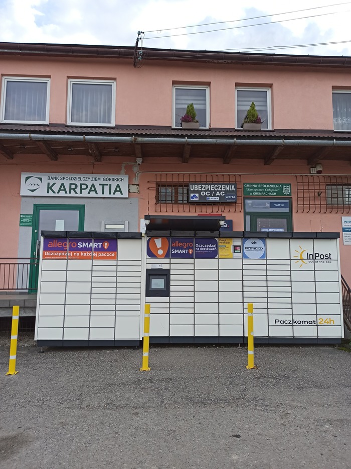 Paczkomat KMP01M przy wejściu do Tatrzańskiego Banku Spółdzielczego
