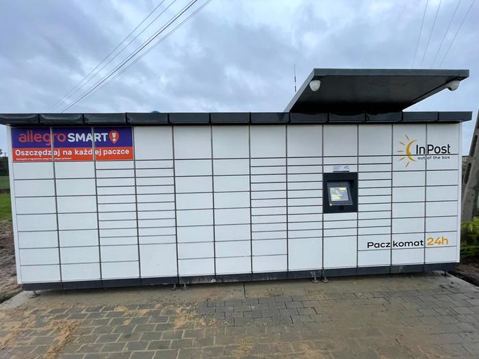 Поштомат KMV01M Przy wjeździe na stację autogazu