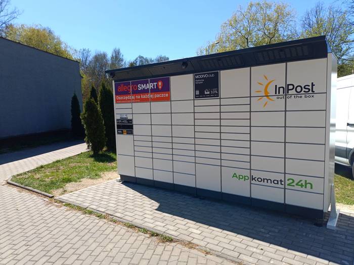 Paczkomat KMY02BAPP obok samoobsługowej myjni samochodowej