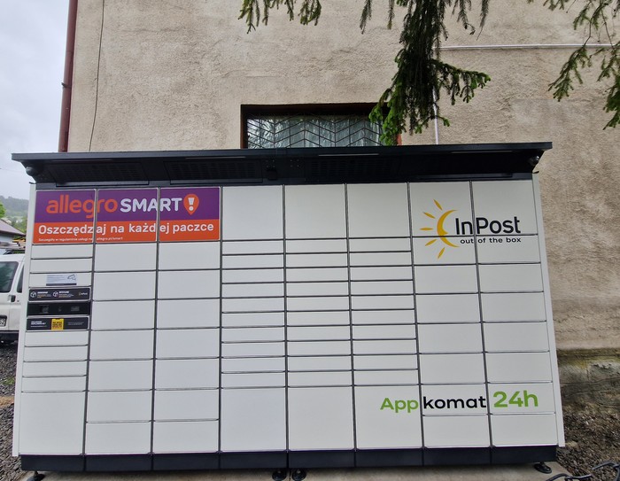 Paczkomat KMZ02BAPP obok restauracji