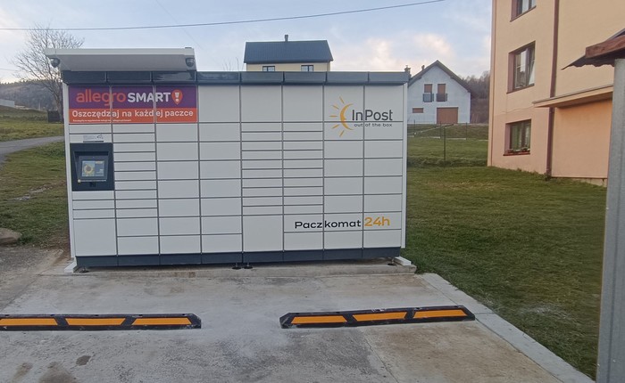 Поштомат KMZ03M naprzeciwko sklepu