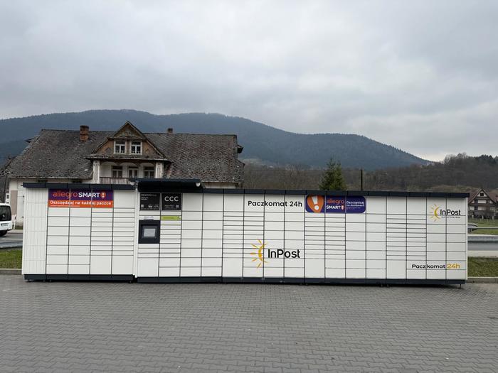 Paczkomat KNA01M Na Parkingu przed Lewiatanem