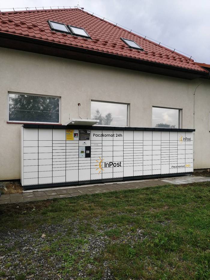 Paczkomat KNI01N Na parkingu przy sklepie Lewiatan