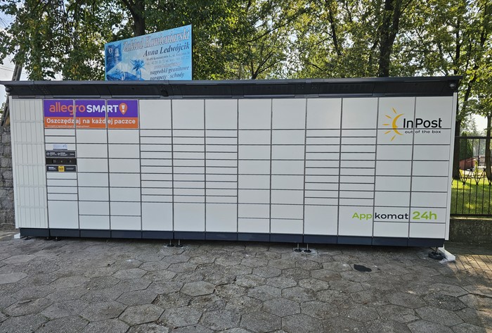 Paczkomat KNL01BAPP Na parkingu przy kościele