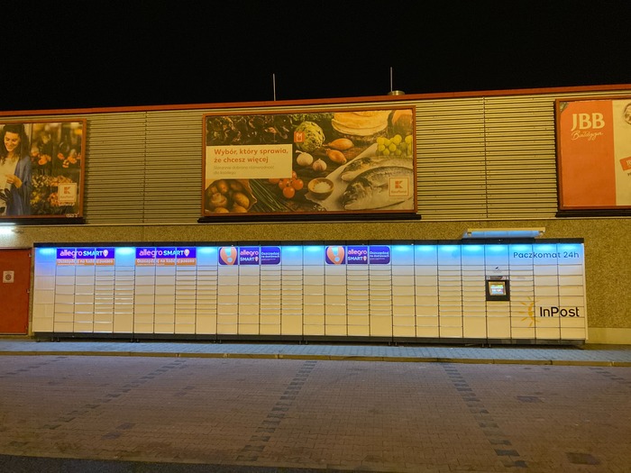Paczkomat KNL01M Na parkingu przy markecie Kaufland