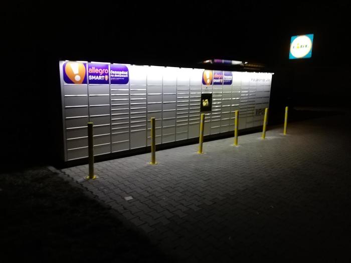 Paczkomat KNL02M Na parkingu za budynkiem sklepu Lidl