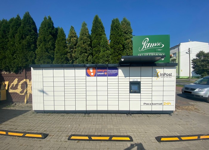 Paczkomat KNL05M Przy parkingu.