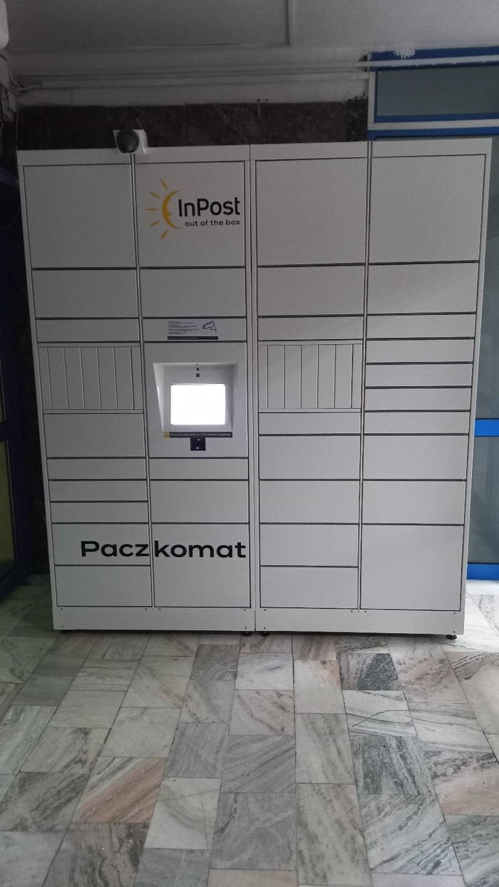 Parcel Locker KNO01HP Przy wejściu do budynku