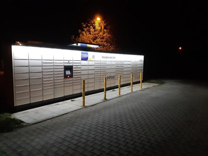 Paczkomat KNO01M Parking przed wejściem do sklepu