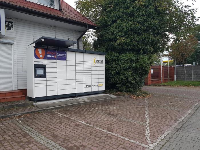 Paczkomat KNO02M przed wjazdem na wulkanizację