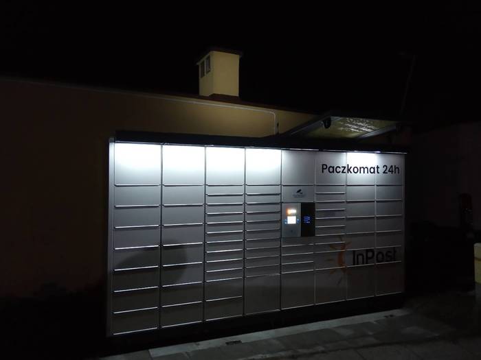 Paczkomat KNO03N Za sklepem spożywczym