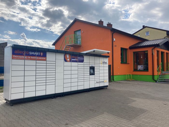 Paczkomat KNO04M parking przed hurtownią