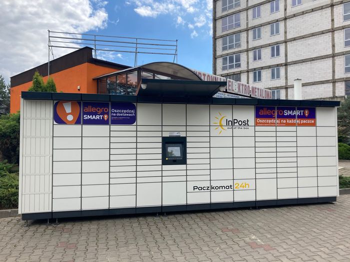 Paczkomat KNO05M parking przed sklepem elektrycznym