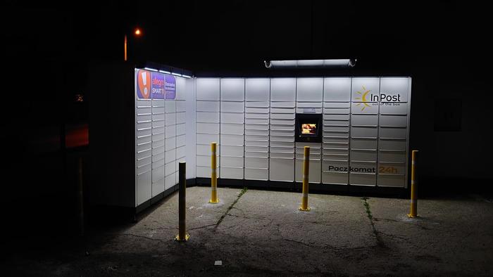 Parcel Locker KNT01M na parkingu obok sklepu Spar