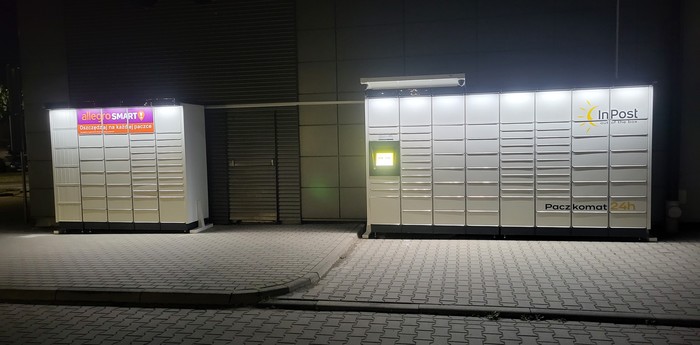 Paczkomat KNX05M przy pasażu handlowym