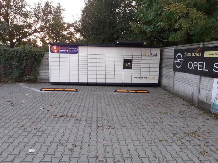 Paczkomat KOB03M Na przeciwko delikatesów Emiś, w rogu parkingu
