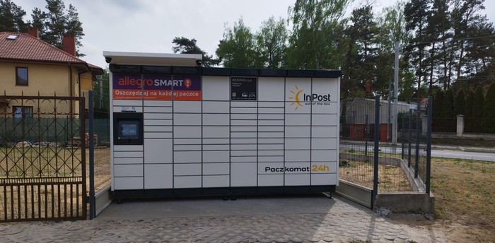 Paczkomat KOB12M Na skrzyżowaniu Reymonta i Bohaterów Ossowa
