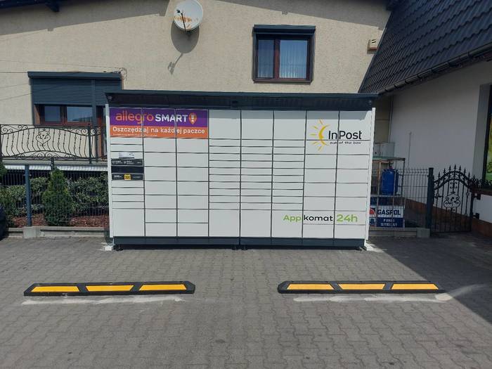 Paczkomat KOBE01BAPP Na parkingu przed sklepem