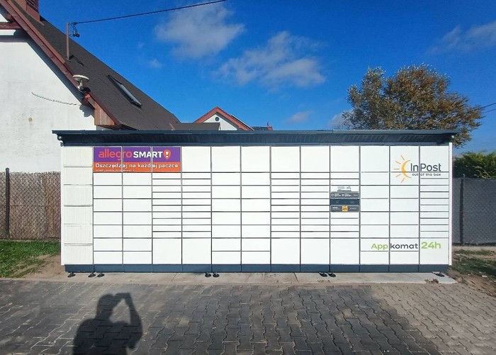 Paczkomat KOBL01BAPP parking przy budynku