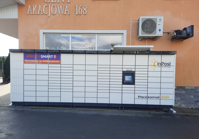 Paczkomat KOC04M Przy bramie wjazdowej na posesje za sklepem