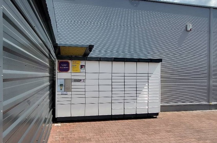 Paczkomat KOD01N przy markecie