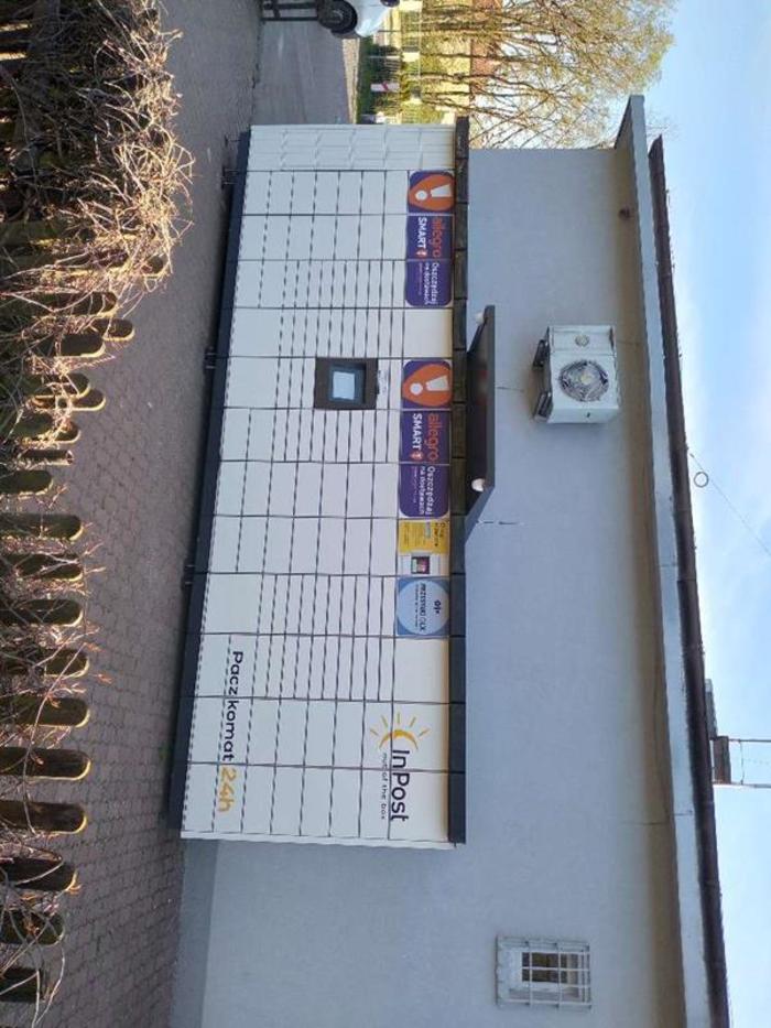 Parcel Locker KOD04M boczna ściana marketu Lewiatan