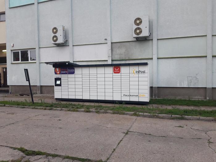 Paczkomat KOD05M na parkingu z tyłu budynku