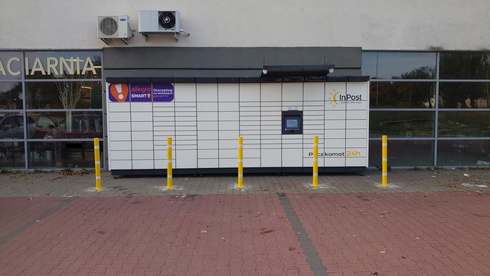 Paczkomat KOD06M przy sklepie Delikatesy Centrum