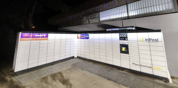 Paczkomat KOD07M przy budynku marketu