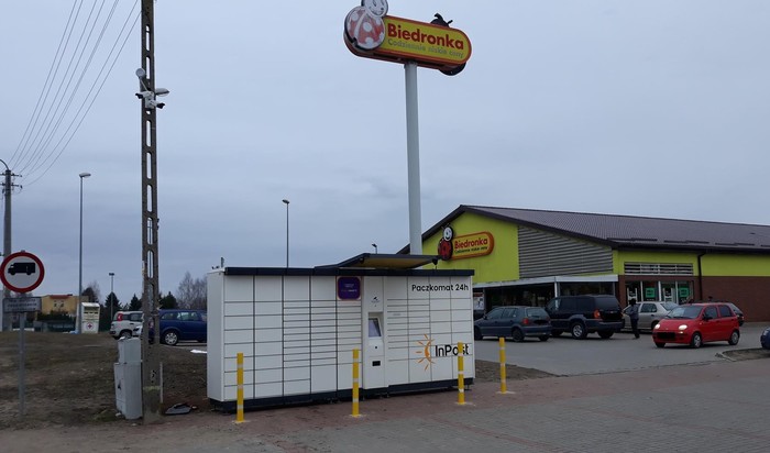 Paczkomat KOE01A Na parkingu sklepu Biedronka