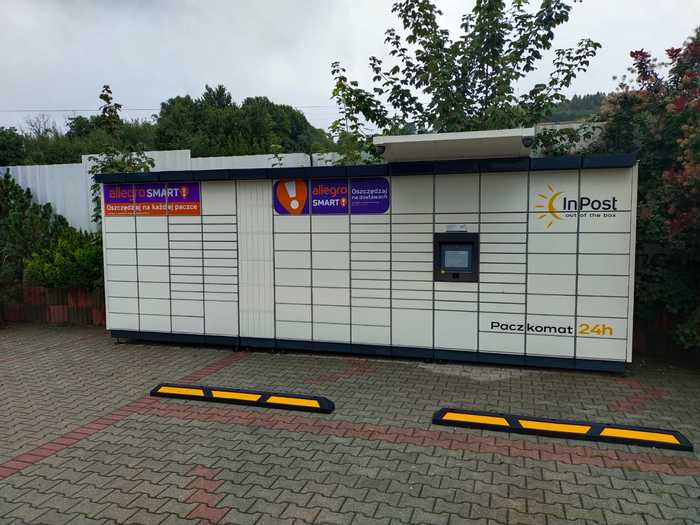 Paczkomat KOJ01M obok stacji Slovnaft (parking z tyłu stacji)