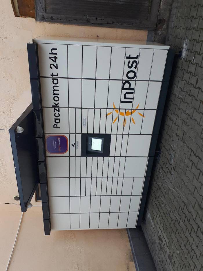 Paczkomat KOK01M Na parkingu, za marketem Super Sklep