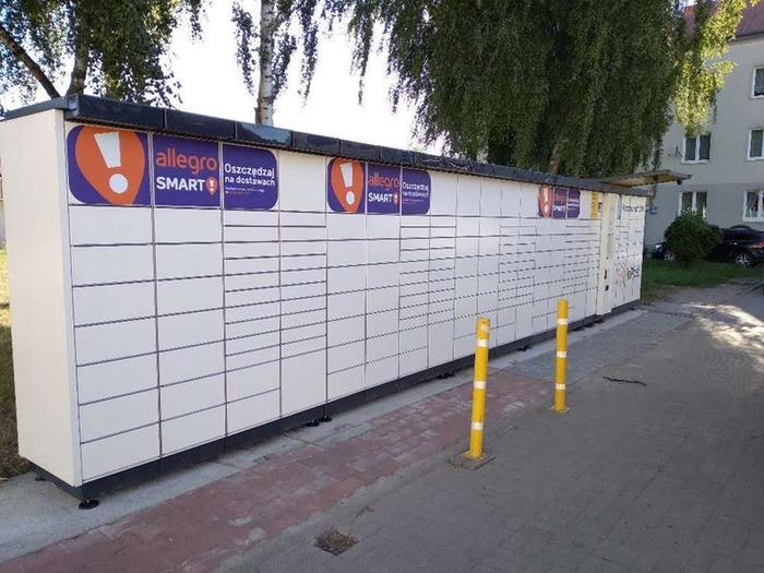 Paczkomat KOL02A Na tylnym parkingu sklepu Napoleon